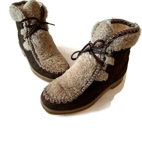 Vintage 60s Sherpa and Brown suede warm winter lace up booties.  Size 7 - Picture 2 of 8